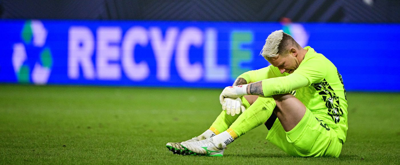 Óriási botrány az Újpest-Fradin, a zöld-fehérek sztárja megtámadta a labdaszedőt - Ilyent még nem láttunk élő adásban