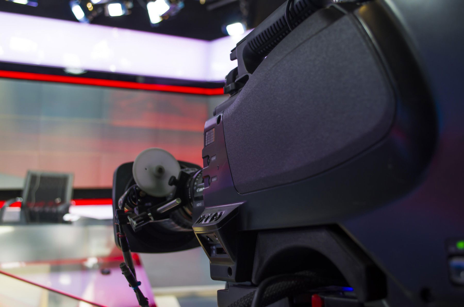 Ilyen még nem történt magyar tévében, vetkőzni kezdett a műsorvezető