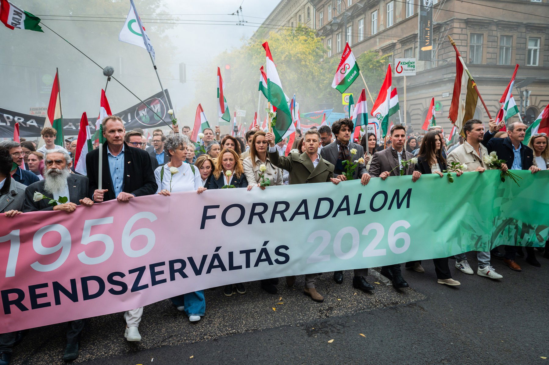 Magyar Péter menetét váratlanul szakította meg egy elképesztő jelenet, ilyen még nem történt Budapesten