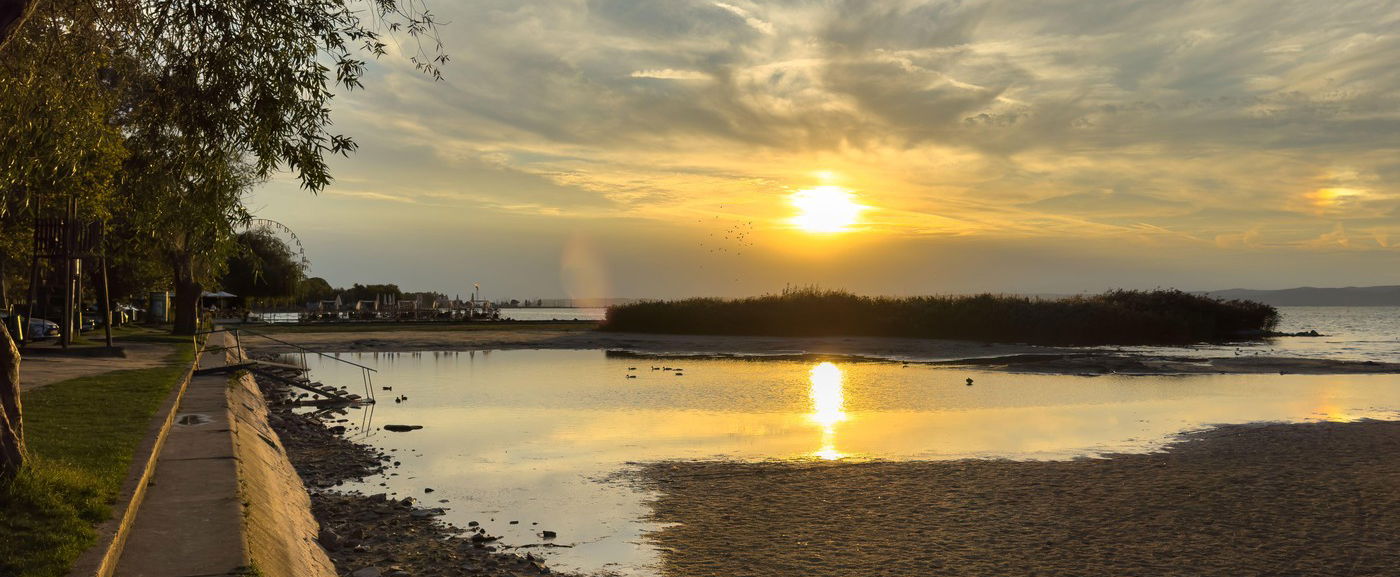 Rendkívüli sziget emelkedett ki a Balatonból, sokkolnak a látványon az emberek