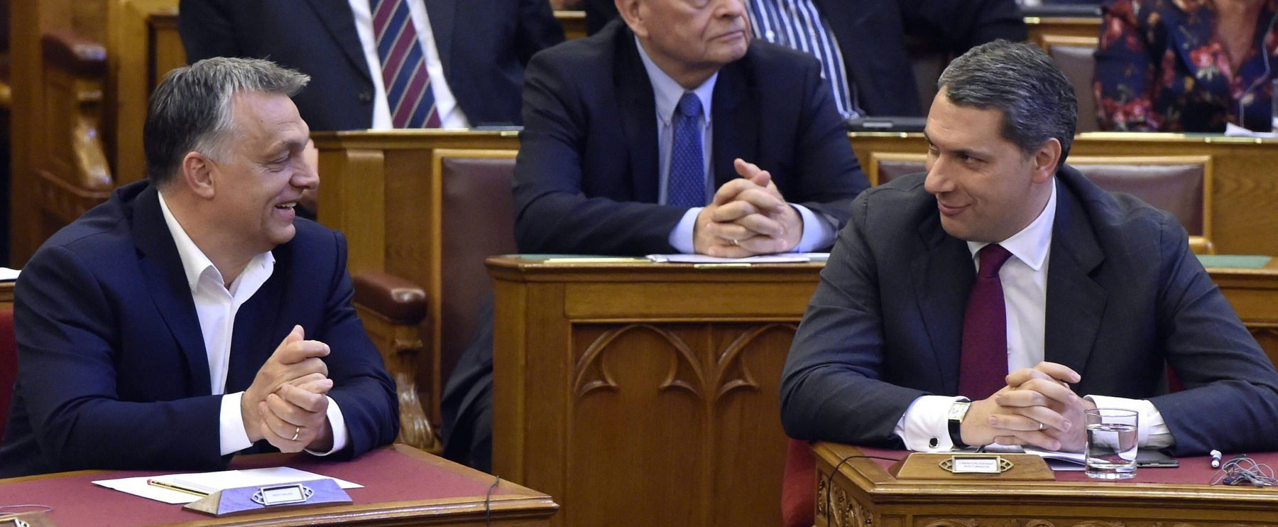 Ezért nézi Lázár János mindig Orbán Viktor lábát, elszólta magát egy fórumon