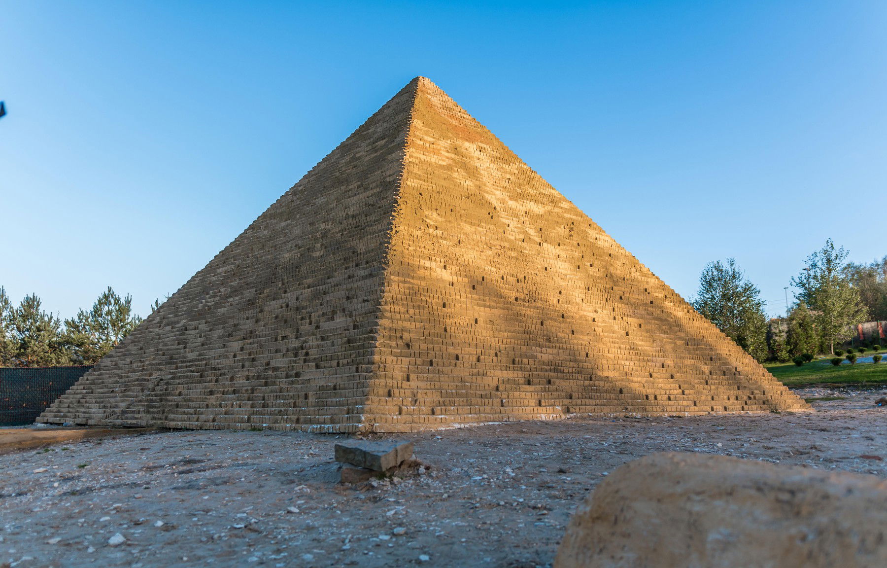 Az űrből szúrták ki a magyar piramist, az ország közepén áll a brutális szerkezet