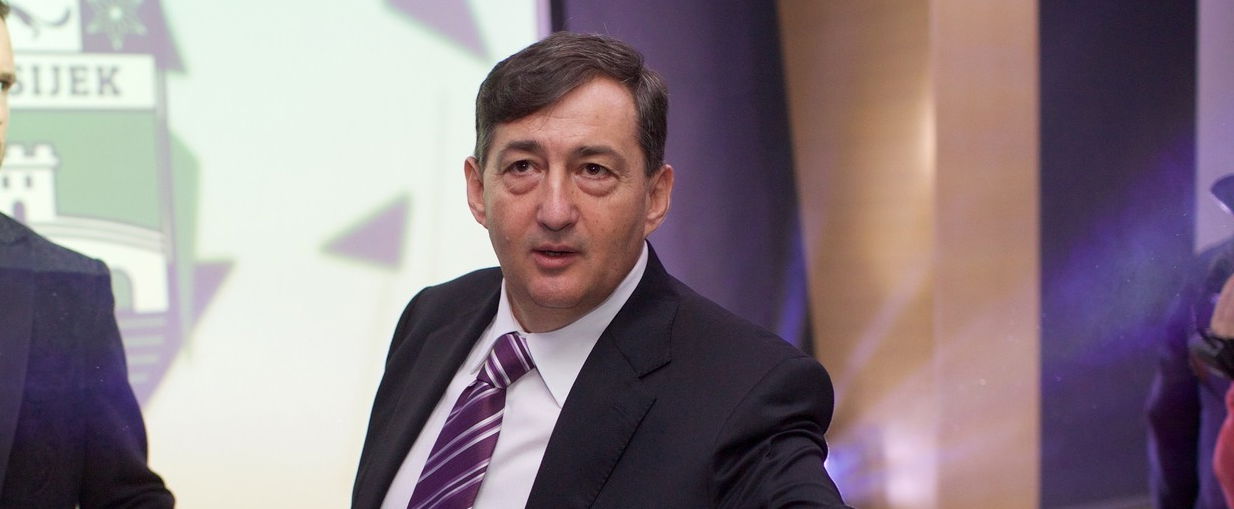 Rendkívüli dolog tűnt fel Mészárós Lőrinc mögött az interjú közben, erre a megjelenésre senki nem számított