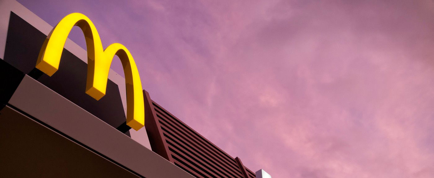 Az esztergomi Meki világszenzáció lett, a dolgozók tátott szájjal nézték, ki jelent meg az üzlet előtt