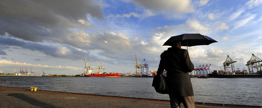 2 vármegyére zúdul nagy eső, már kiadták a figyelmeztetést, 13 vármegyére zivatarok ömlenek majd a hidegfront érkeztével? Részletes időjárás-előrejelzés