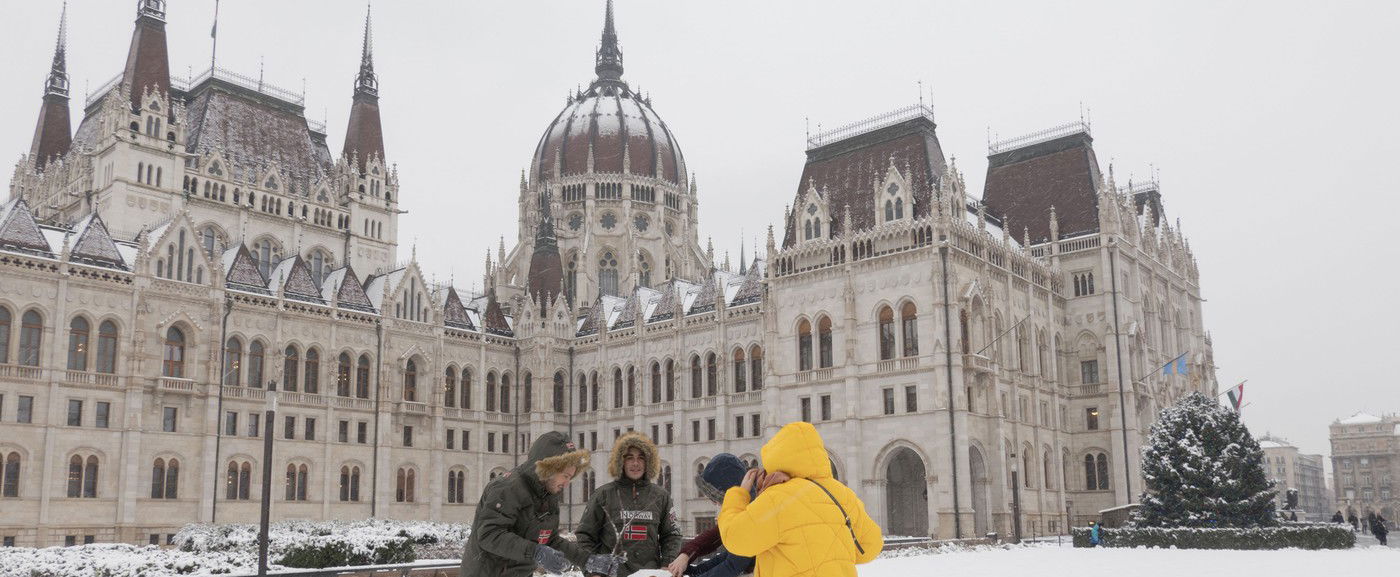 3 vármegyébe is intenzív havazás érkezik, azonnal kifehéredett az ország térképe, a meteorológusok tanácstalanok