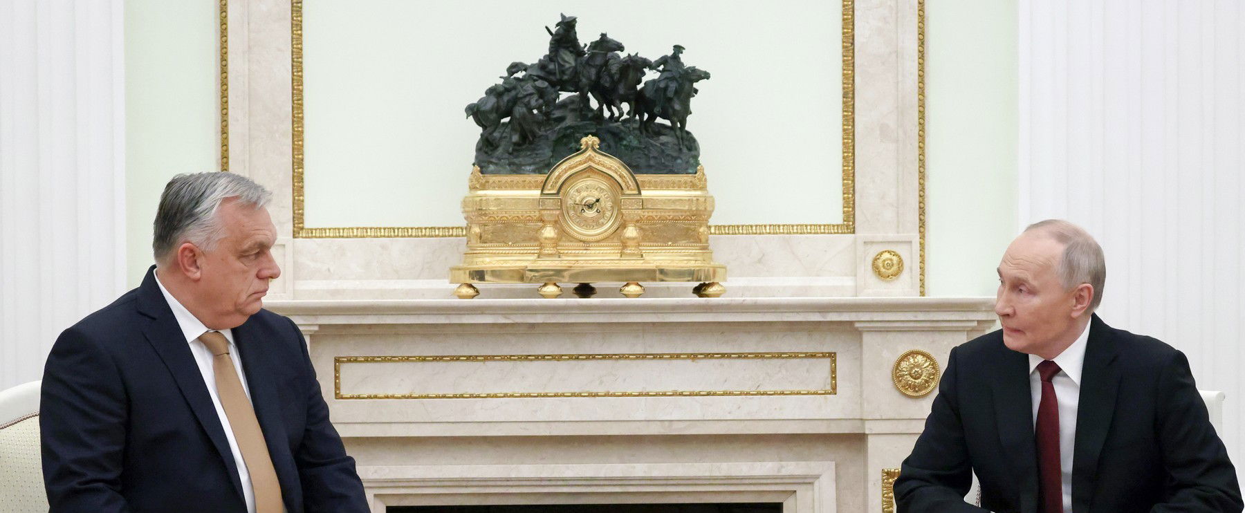 Döbbenetes dolgot szúrtak ki Putyin kezén az Orbán Viktorral való találkozás alkalmával