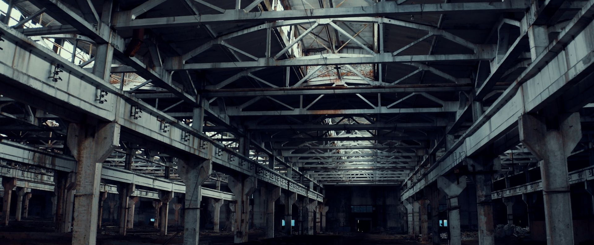 A magyar urbexes bekukucskált, a 120 éves gyár falain olyan feliratok vannak, amitől azonnal kiráz a hideg