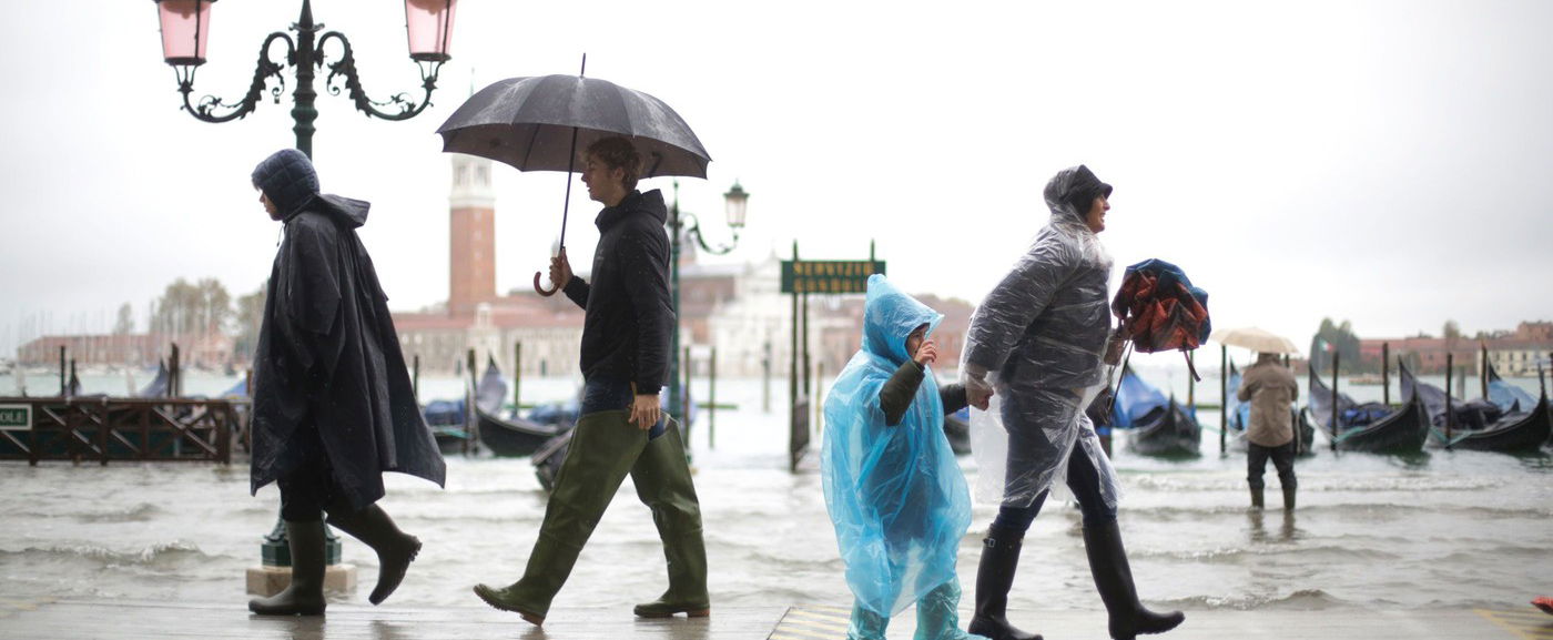 Eső zúdul az országra, egyetlen országrészt neveztek meg a legfrissebb időjárás-előrejelzésekben, ahol nyakunkba hullhat a csapadék?