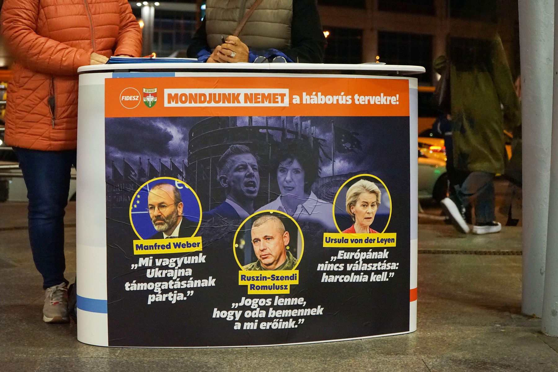 Gigantikus bakit szúrtak ki a plakáton, a Tisza Párt több tagja is szerepel rajta, ilyen hibát a világ nem látott még