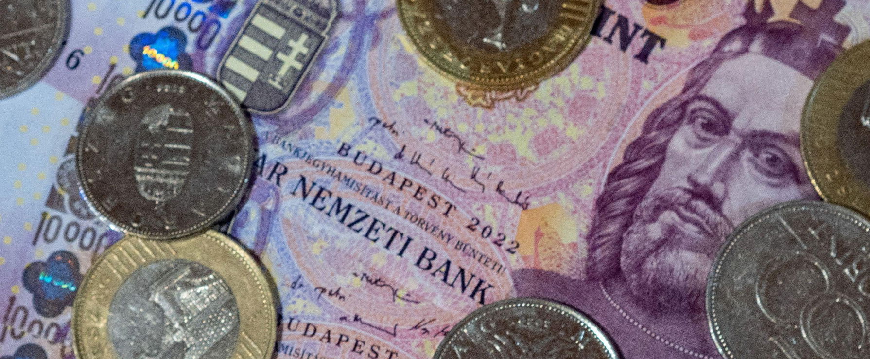 Döbbenetes figurákat szúrtak ki a 10 ezer forintoson, brutális nagyításban jöttek elő csak