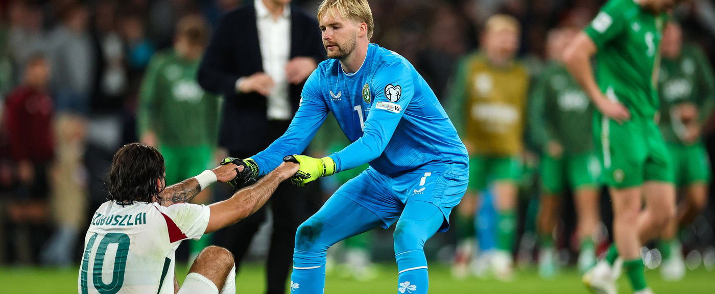 Nem nyugszanak, az ír válogatott hőse durván beleállt Szoboszlaiékba, Slot bevágta a klubház ajtaját dühében