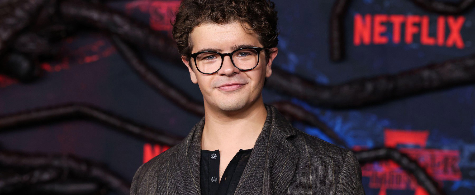 Furcsa kinézete miatt imádják a Netflix sztárját, de a sikernek súlyos ára van