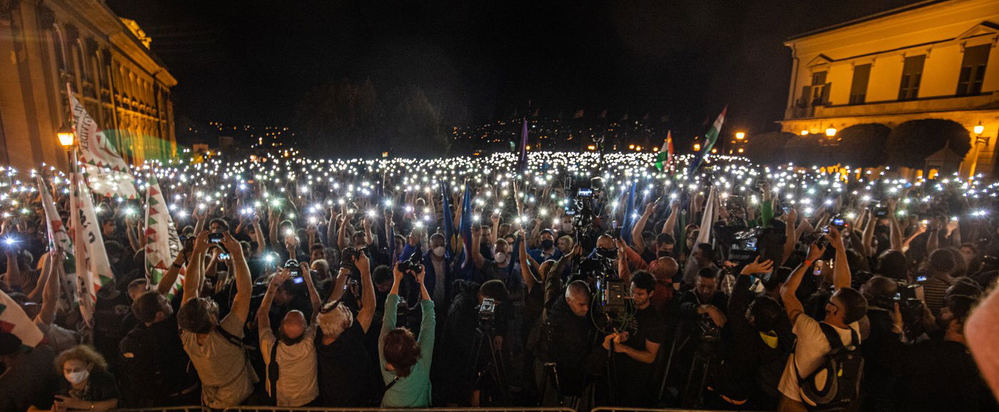 Szívszorító felvétel szivárgott ki a szőlő utcai tüntetésről, semmi kétség, ez az év képe