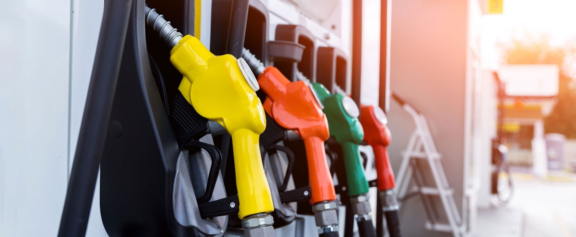 Újabb hír sokkolja a magyar autósokat, így változnak az üzemanyagárak mától