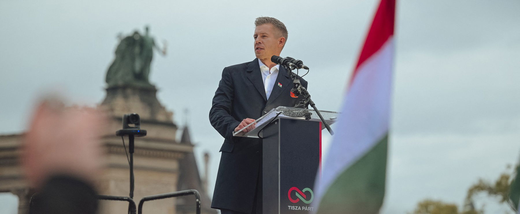 Egymás mellett jelent meg Magyar Péter és Orbán Viktor, hatalmas nevetés támadt
