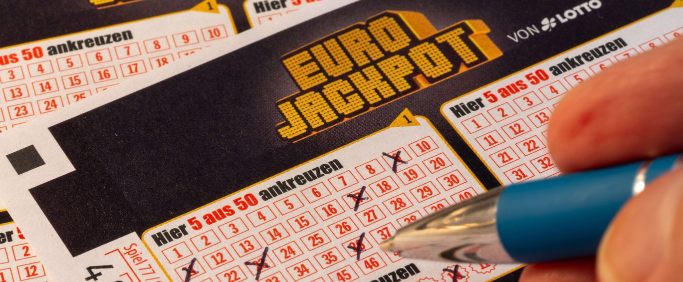 Eurojackpot: elvitték a milliárd forintos nyereményt, szédületes számokkal nyertek többen is