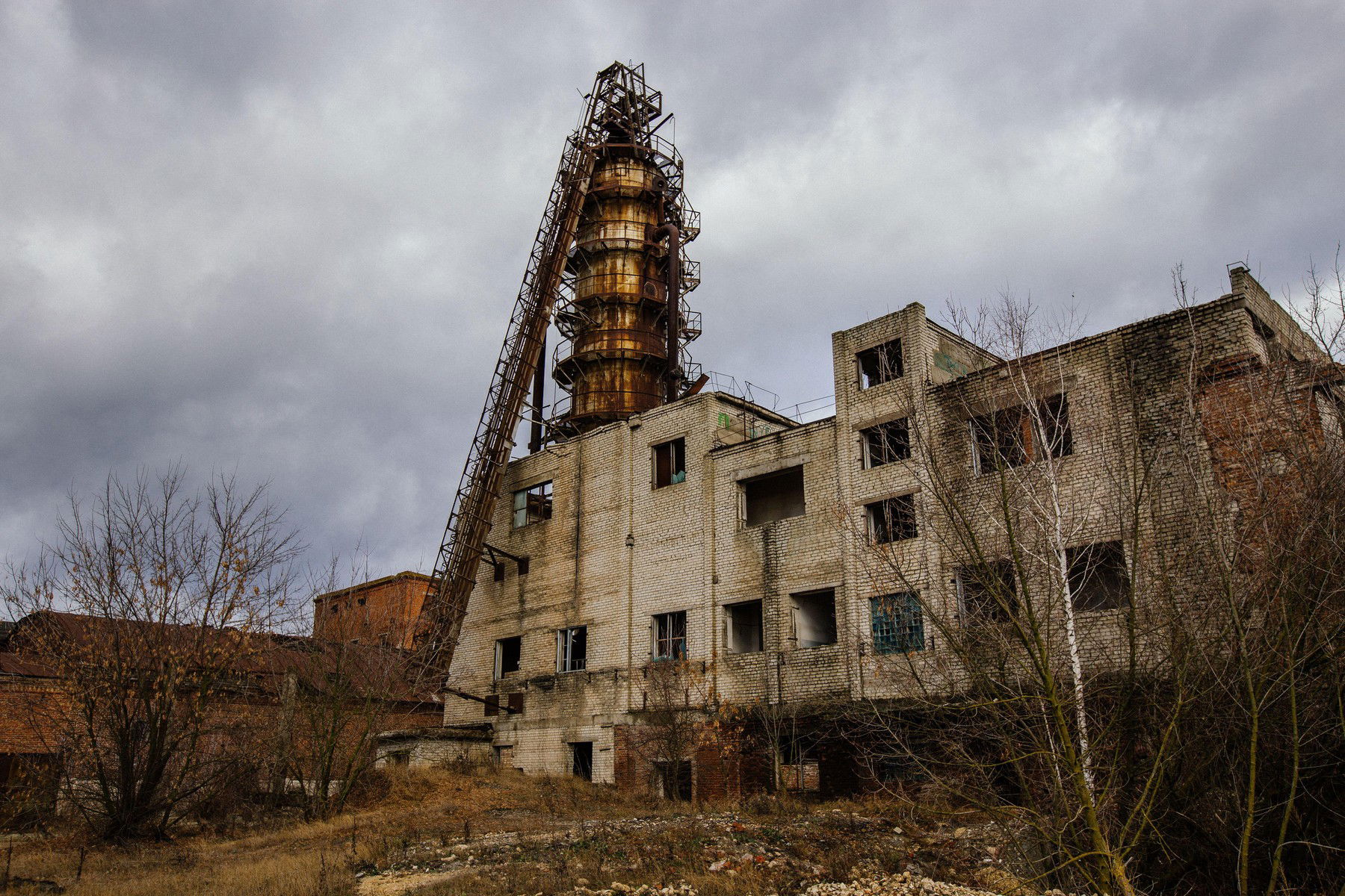 Sokmilliós befektetést hagynak rozsdásodni a puszta közepén, kiderültek az üzem titkai