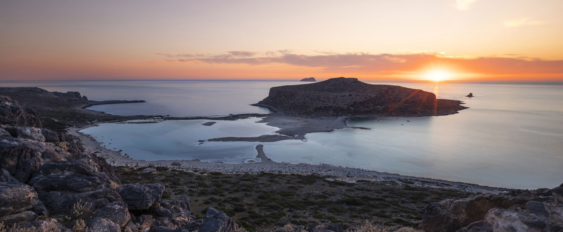 Világszenzáció, kinyitották a tenger közepén álló iszonyatos piramist, elállt a szavuk attól, ami eléjük tárult