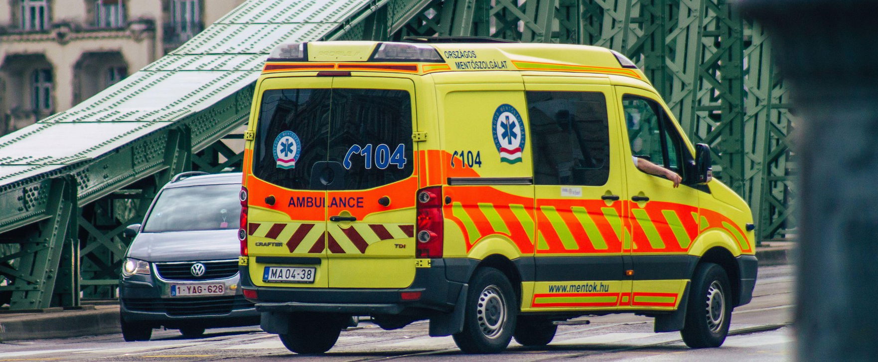 Lesivideót rögzítettek a mentőautó belsejében, olyat tettek a hordágy mellett, amitől eláll a szavad