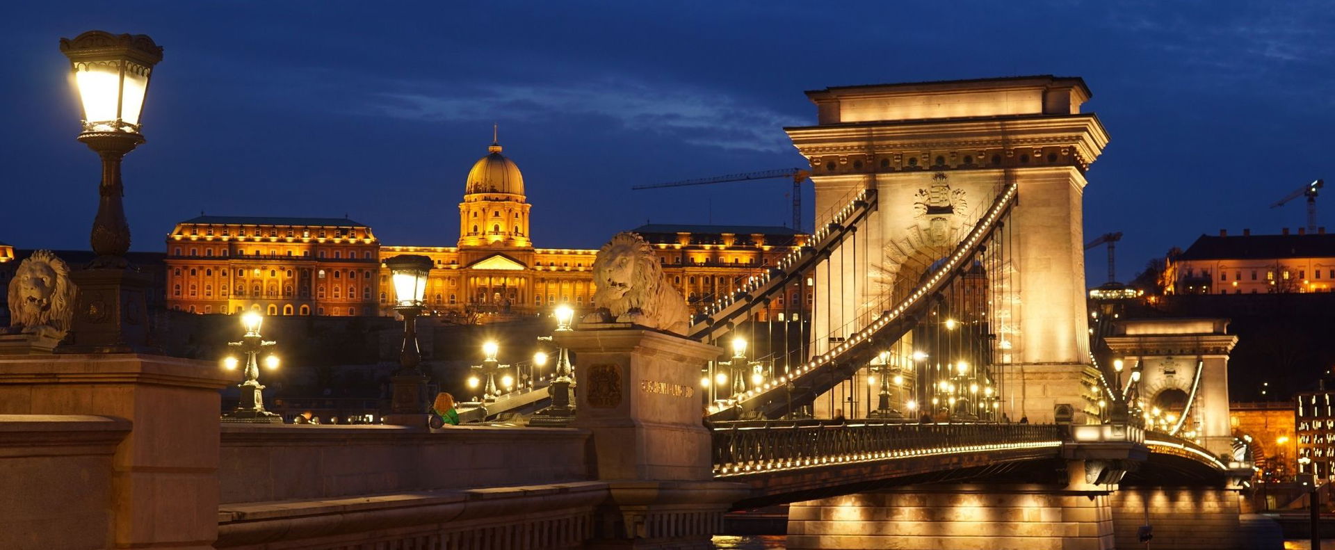 Kitört a háború Budapest belvárosában az éj leple alatt, egy pillanat alatt vált hadszíntérré a rakpart