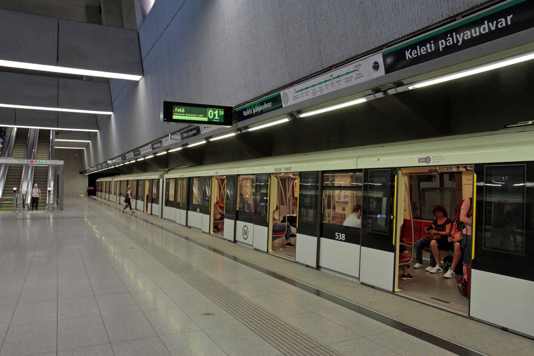 Kőkemény jelenetek a fővárosi metróban, afrikai férfi műsora sokkolta az utazóközönséget