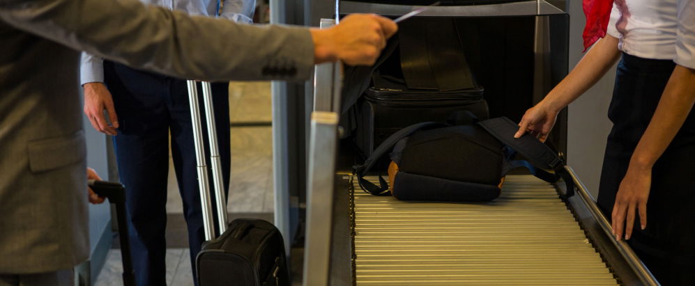 Felfoghatatlan jelenetek a reptéren, kinyílt egy csomag, az utazók majdnem elájultak