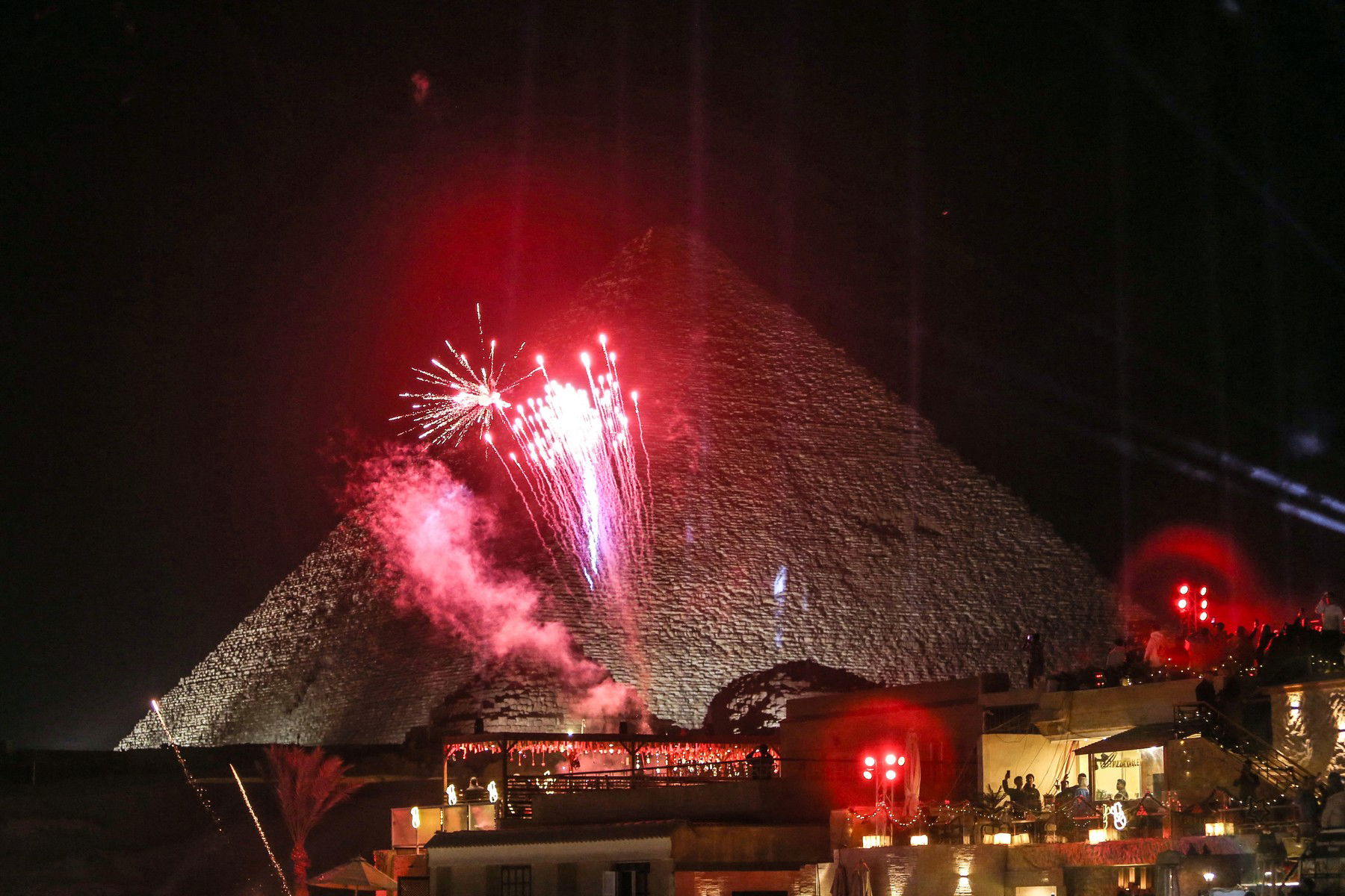 Döbbenetes idegen lényt szúrt ki a gízai nagy piramis tetején egy siklóernyős, valami nagyon nincs rendben