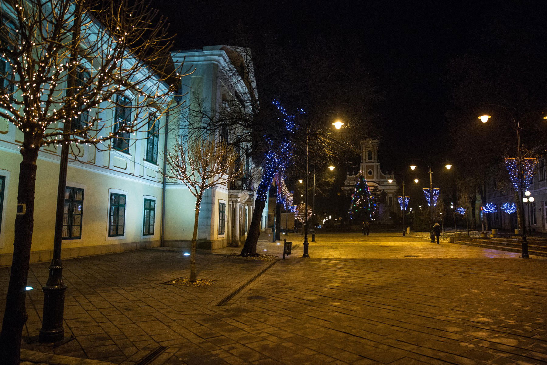 Felismerhetetlen lett egy borsodi település, többtonnás, világító monstrumok lepték el