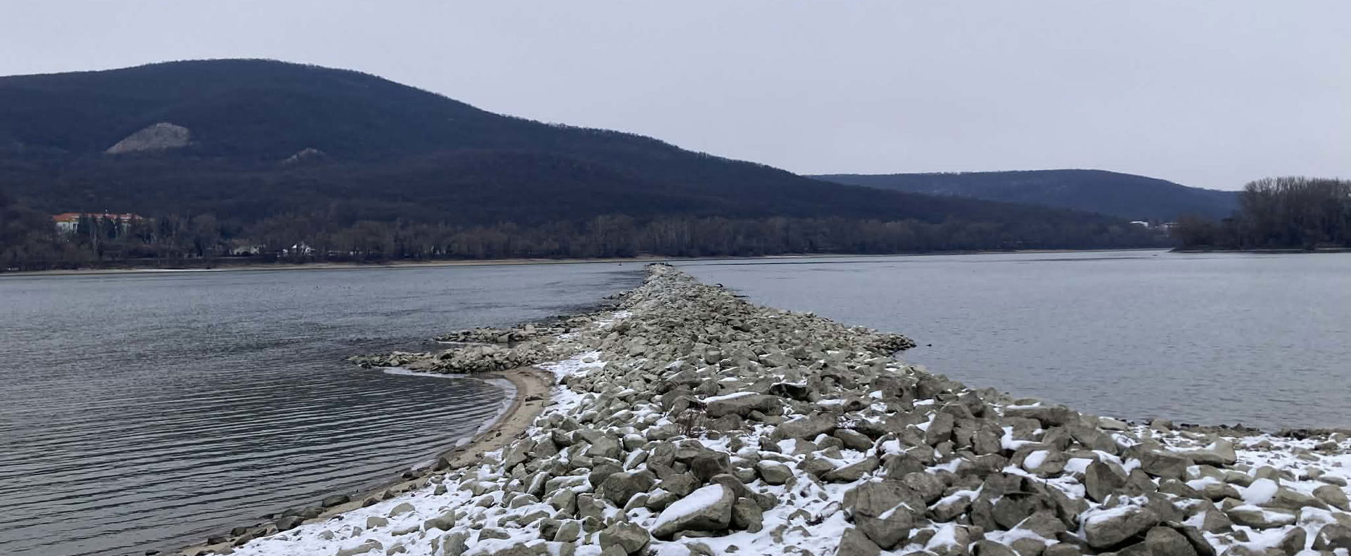Kettényílt a Duna Magyarországon, bődületes dolog lóg ki a folyóból, a közepéig ér a látványosság