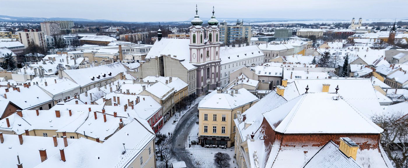 Káosz a hazai boltokban, üresek a polcok, minden magyar egyetlen terméket keres