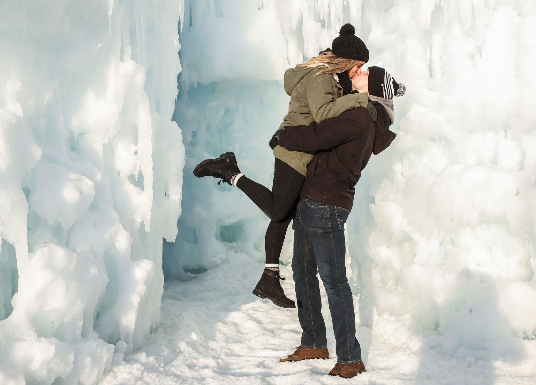 Dermesztő szenvedély, ádámkosztümben pózolt a fagyban a celebpár, lencsevégre kapták őket
