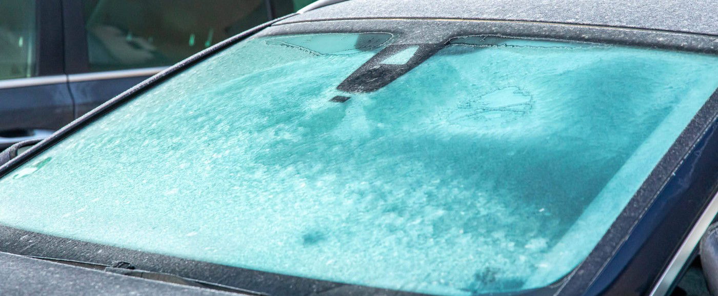 Jeges a szélvédőd? Ezt ne tedd sose, amikor jégteleníted