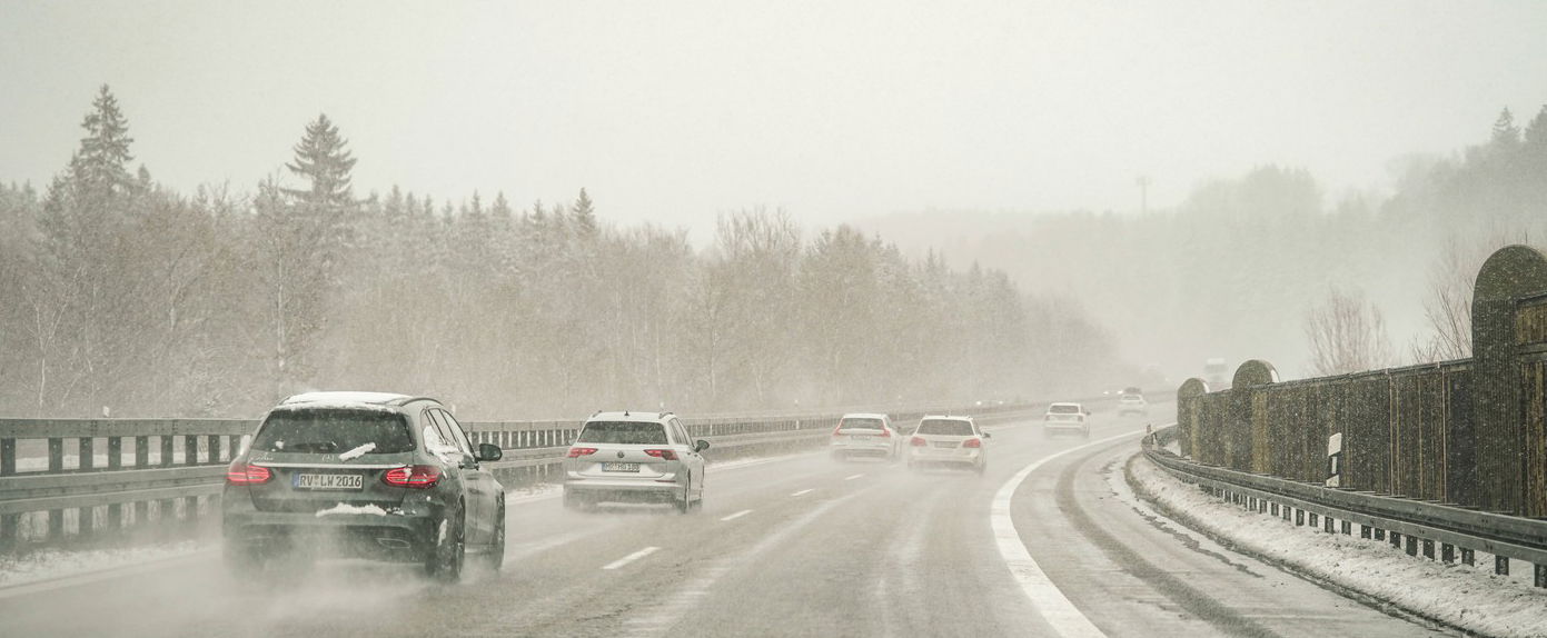 Kegyetlen idő szakad ránk, két részre hasad az ország, egyes helyeken enyhülés jön, más helyeken fagyás, az időjósok figyelmeztetnek minket