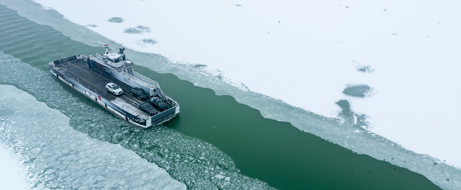 Óriási jégbuborékok jelentek meg a Balaton tetején, mintha nem a Földön lennénk