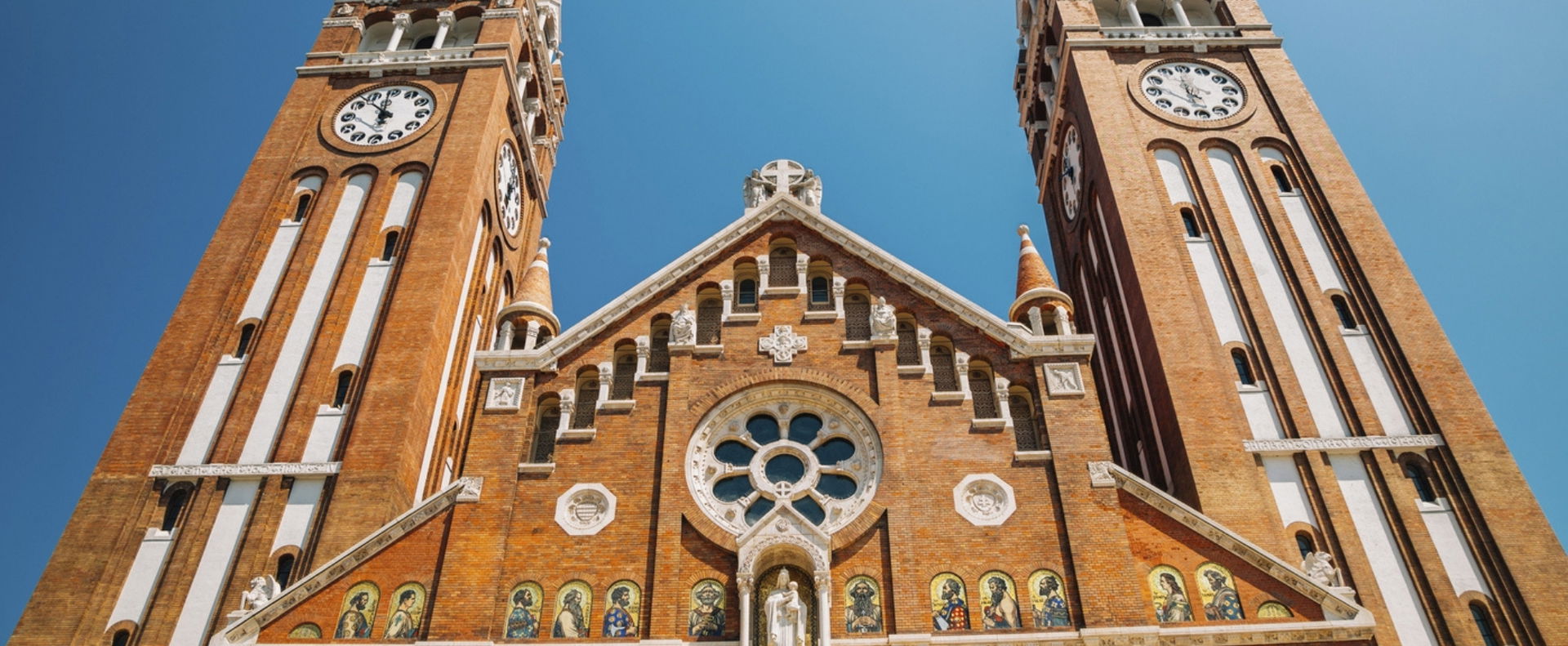 Iszonyatos botrány a Szegedi Dómban? A Vatikán is elhűl attól, amit Szűz Mária visel a falon