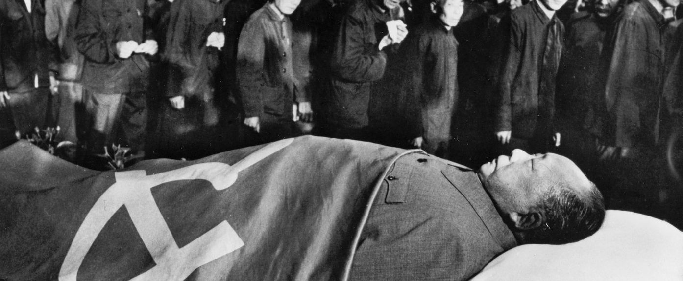 Kinyitották az 50 éve halott Mao Ce-tung sírját, mindenkit sokkolt a látvány, amit Kína egyeduralkodója nyújt