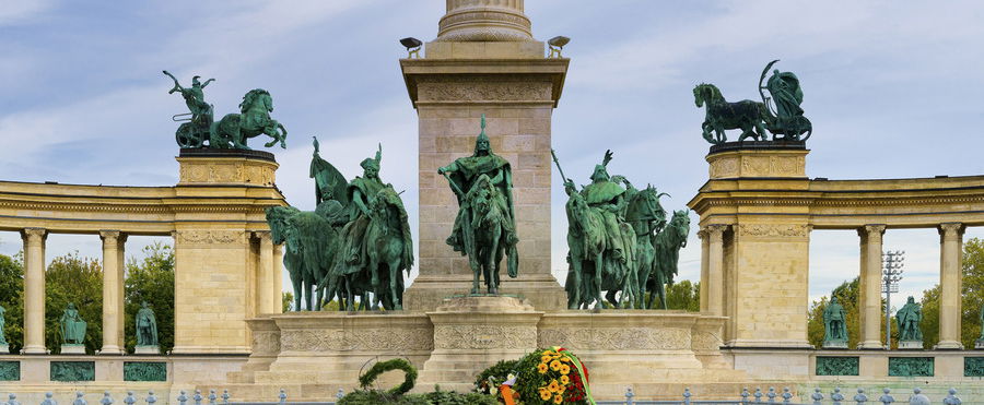 Nincs a helyén a Hősök tere egyik szobra, más városba vitték, iszonyat hogy miért pont azt választották, majd cserélték ki egy másikkal a történelem sűrűjében