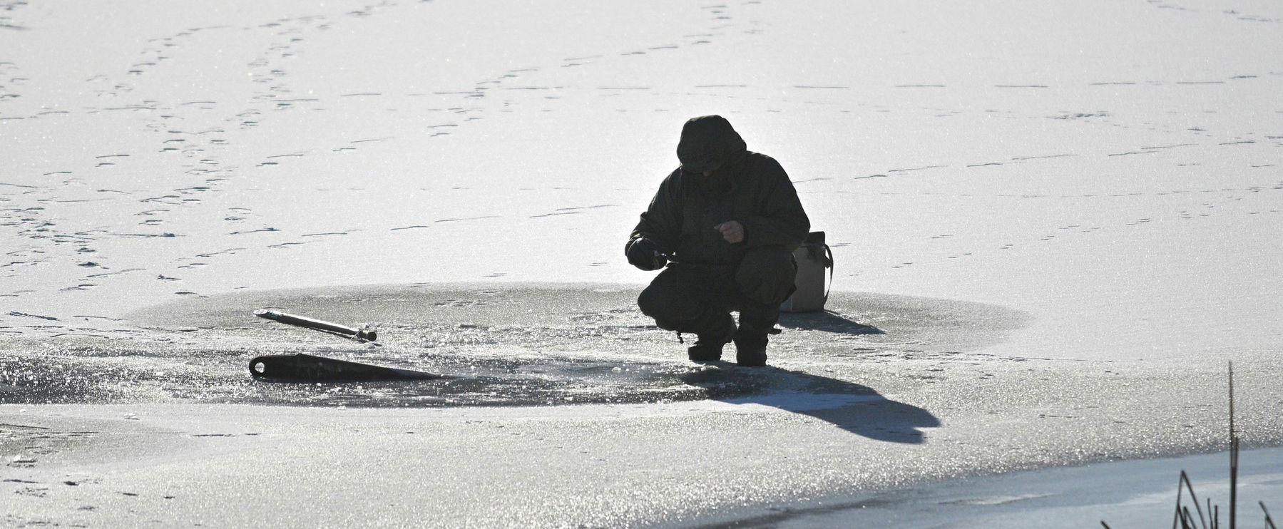 Figyelmeztettek a szakértők, brutális felvételek, egy horgász életéért küzdöttek a beszakadt tavon