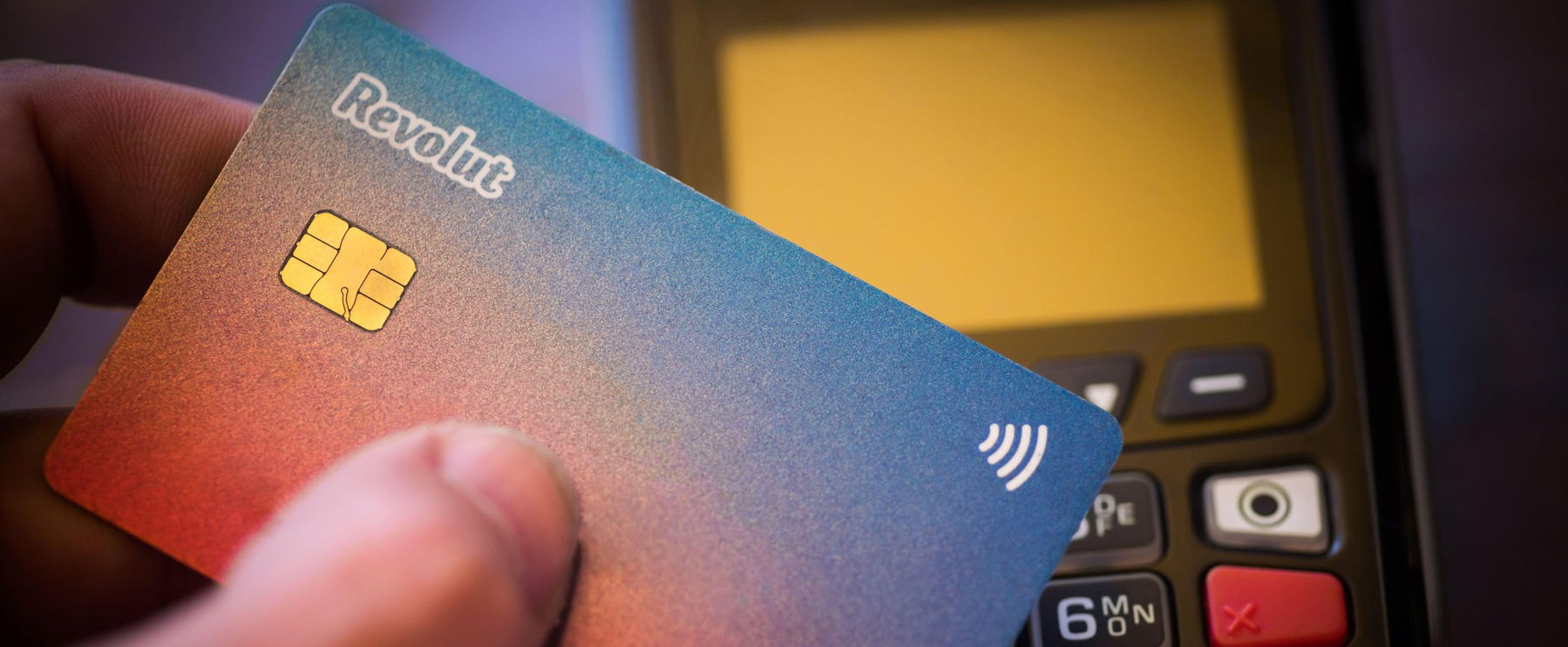 Bajban vannak a Revolutosok, most őket  kopasztják meg a csalók, így nyúlják le a pénzed