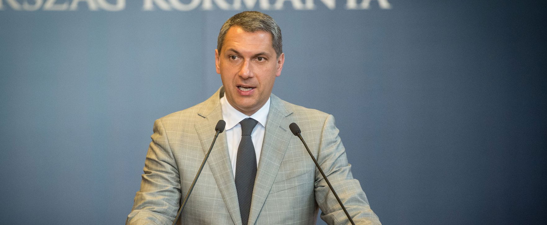 Elszabadultak az indulatok Lázár János tájékoztatóján, kiszivárgott, miből fizetik valójában a Lázárinfó stábját és felszerelését