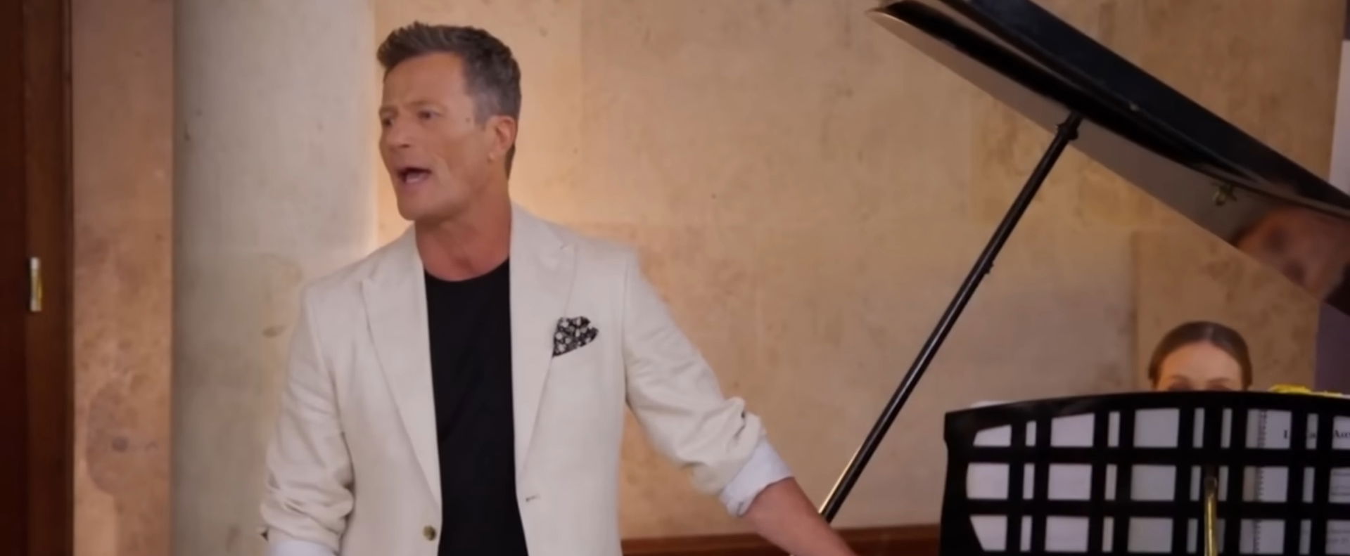 Közröhej tárgyává tették Stohl András ajándékát, őszinte gesztusa miatt szégyenkezhet a színész