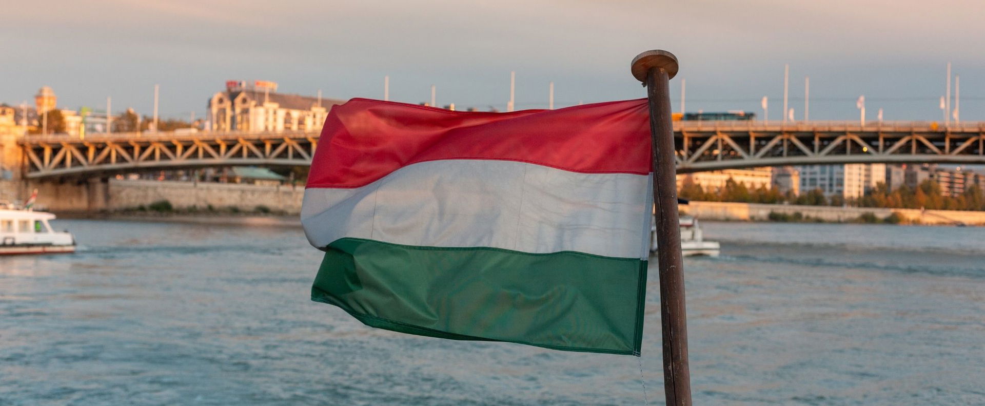 Magyar buszmegállón sokkol az internet, a külföldiek a fejüket fogják, íme a kép, amitől eláll a szavad