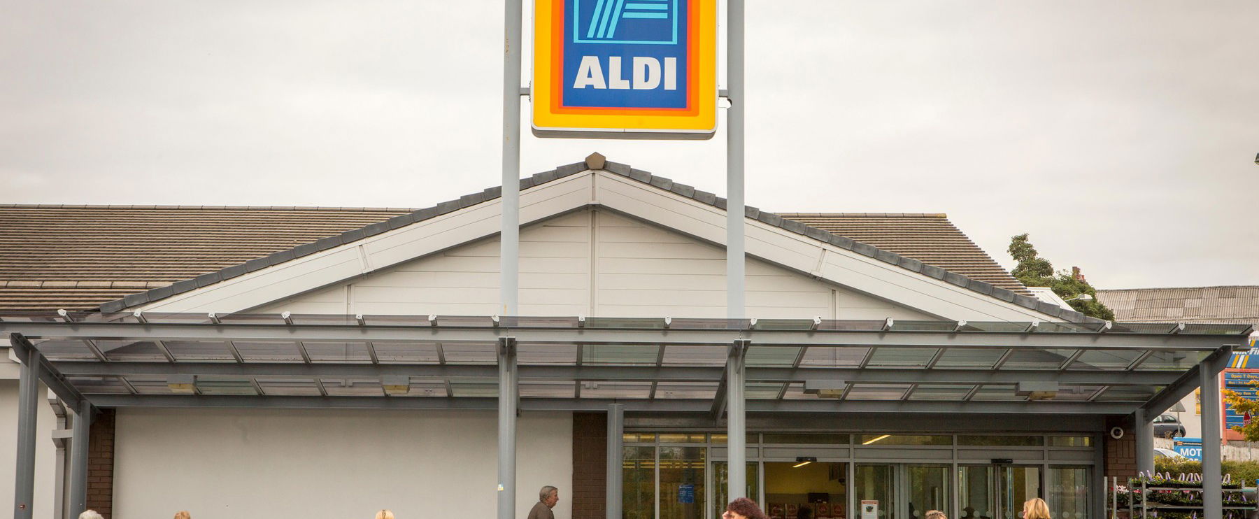 Búcsút mondhatnak a kedvenc élelmiszerboltjaiknak a magyarok, több híres üzletlánc is távozhat hazánkból?