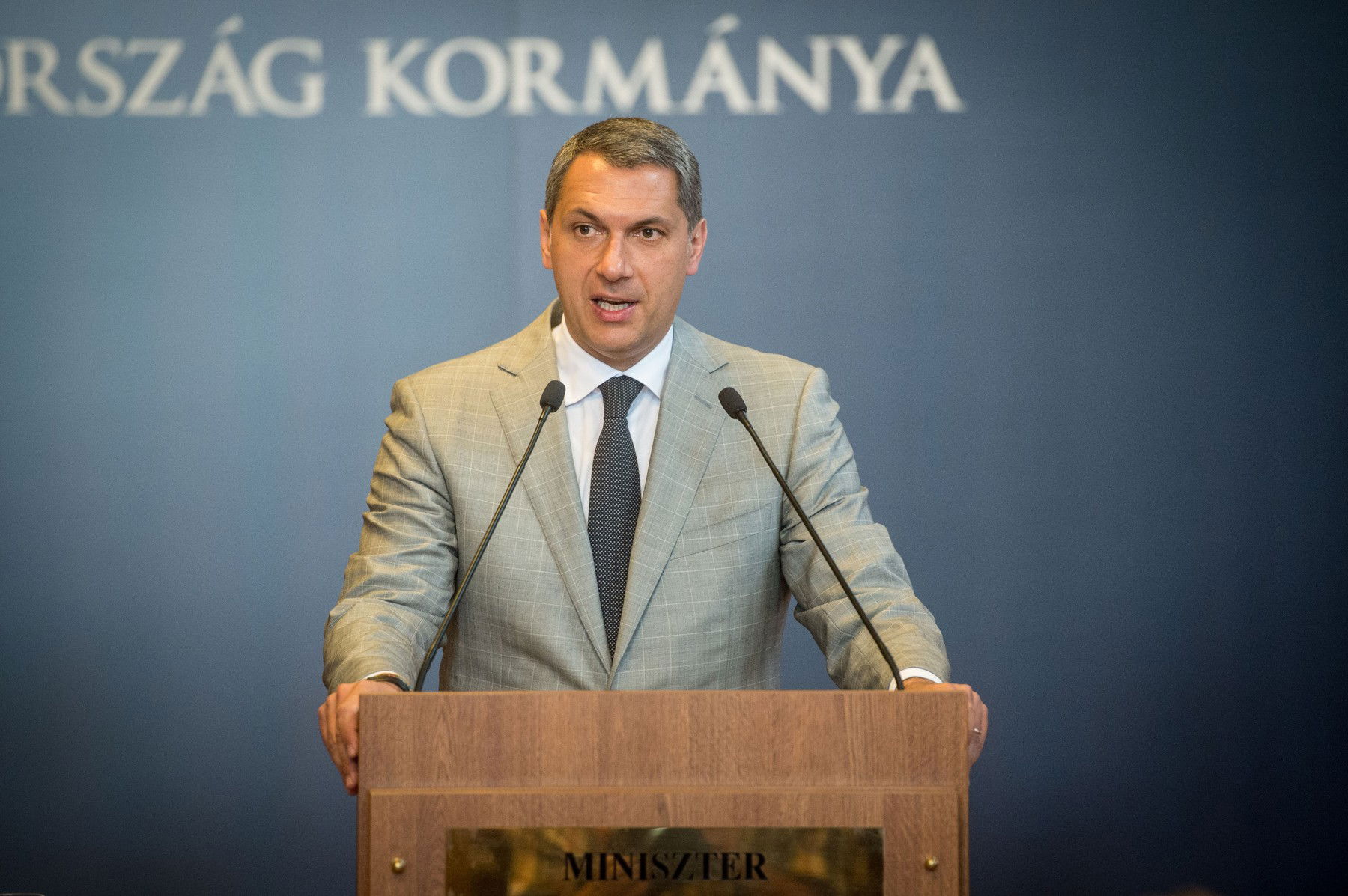 Alekosz páros lábbal szállt bele Lázár Jánosba, a WC-kefés botrány kapcsán óriási bajba került a Fidesz