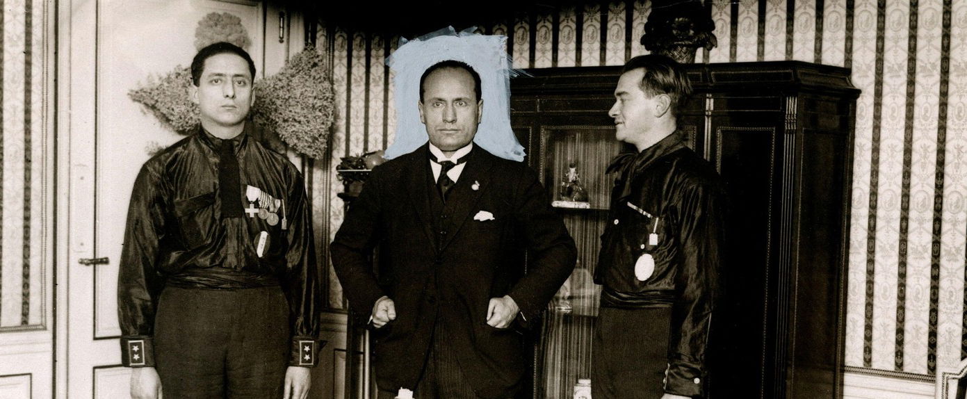 Felnyitották Mussolini sírját, ezrével özönlenek ide az emberek