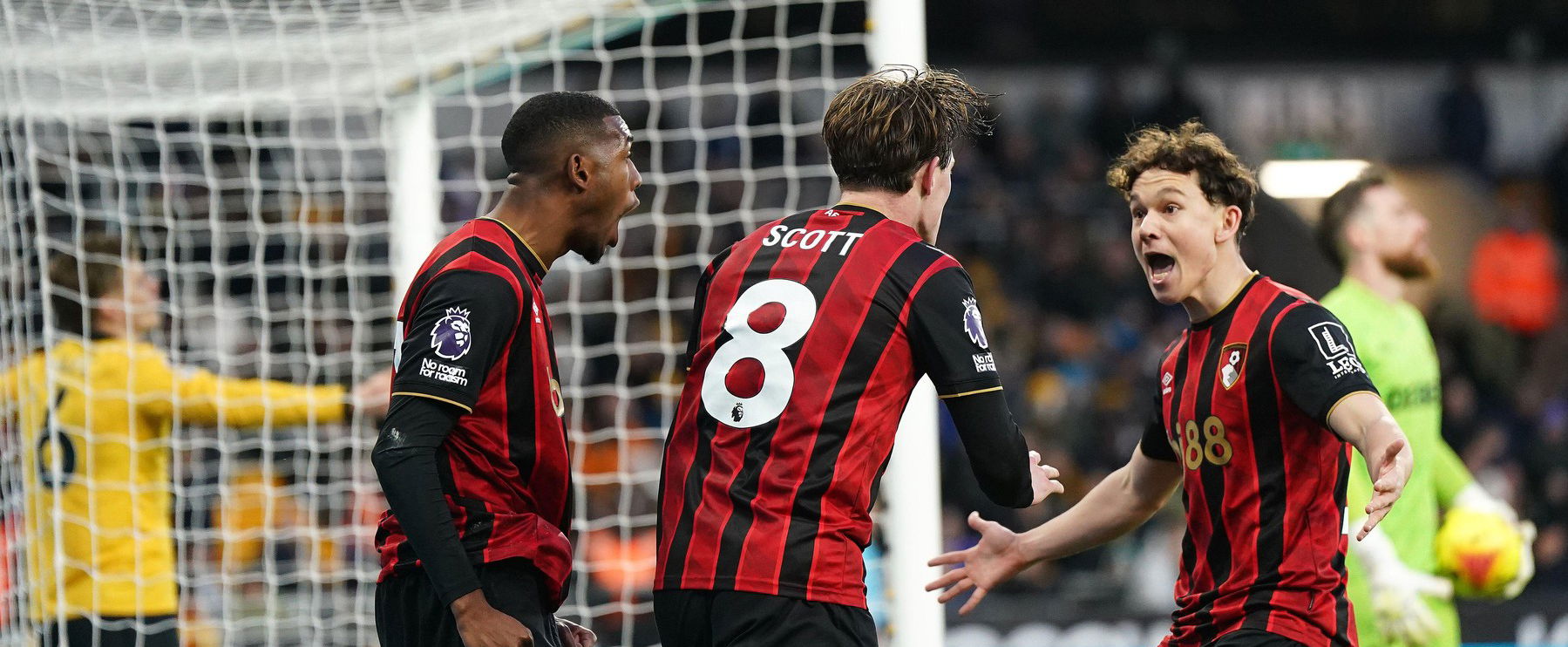 Tóth Alex ebben a luxusüzletben járt Budapesten, megmutatta, hogy miket visz magával Angliába