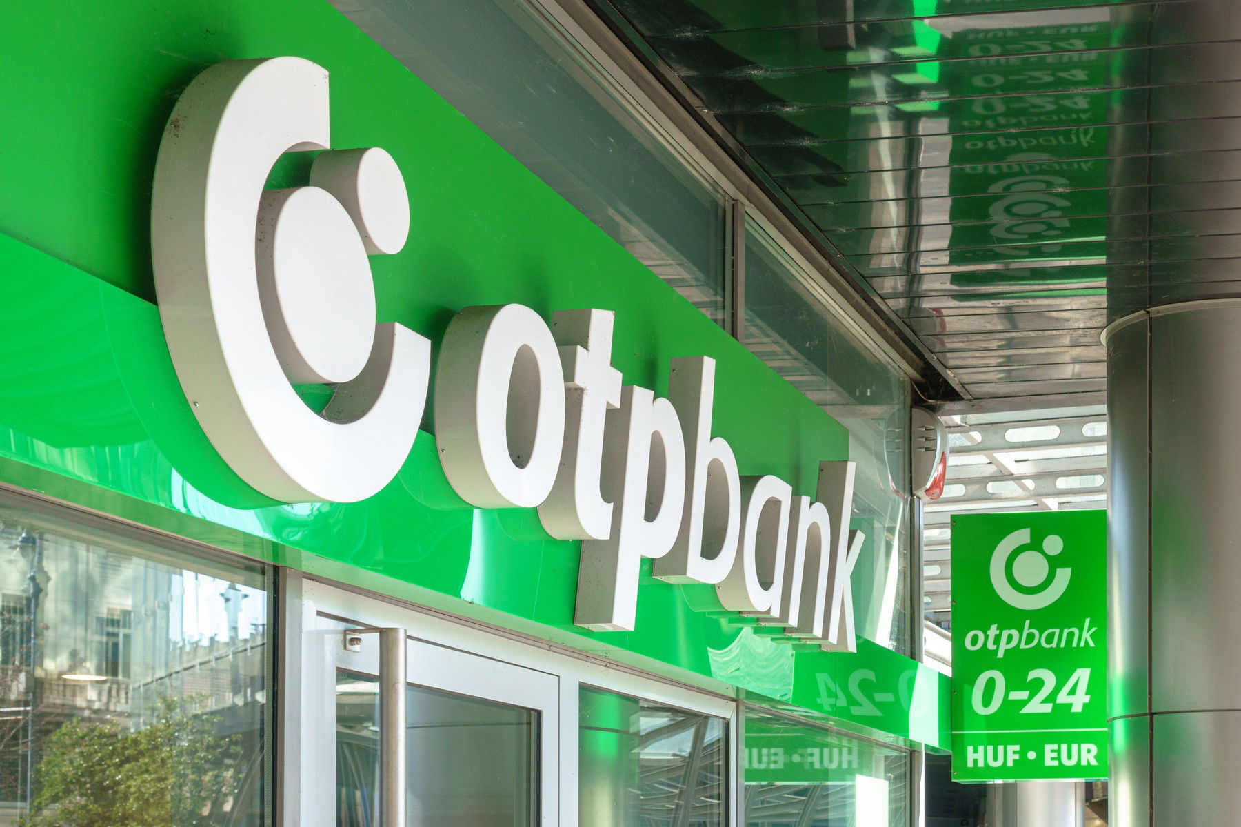 Azonnali közleményt adott ki az OTP, százezreket érint az országban a rendkívüli változás