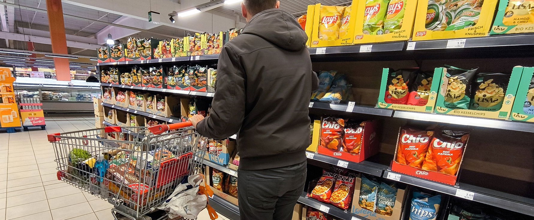 Így sakkozzák ki a pénzt a zsebedből a hazai szupermarketek, a kormány már listázza a tetteseket