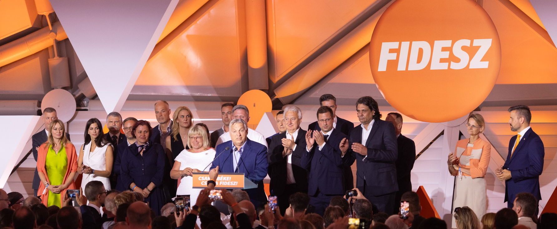 Itt az orosz nyelvű Fidesz-plakát, már terítik Budapesten, brutális képek jöttek